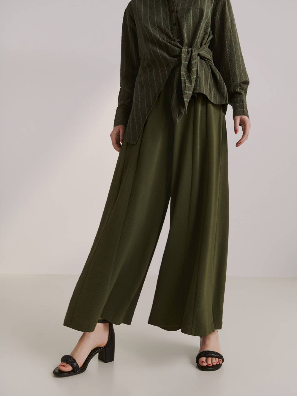 Guido Maria Kretschmer Women Wide leg Pleat-Front Pants 'Jayla' in Olive Letzte 3 Tage