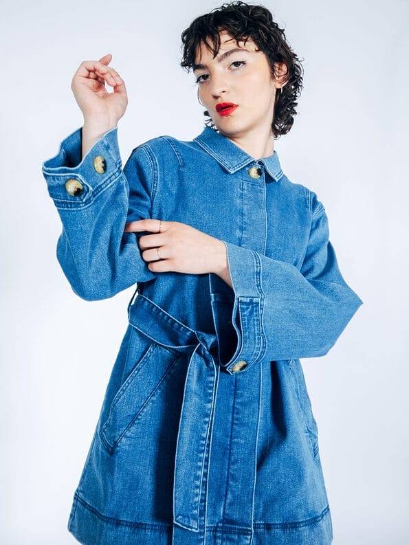 Mademoiselle YéYé Jeans Kurzmantel im Trenchstil mit weiten Ärmeln aus Bio-Baumwolle Nur noch ein Tag übrig