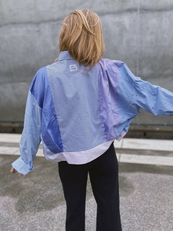 Nonoi Studio Blouson // Hellblau + Flieder // Onesize Wochenangebot