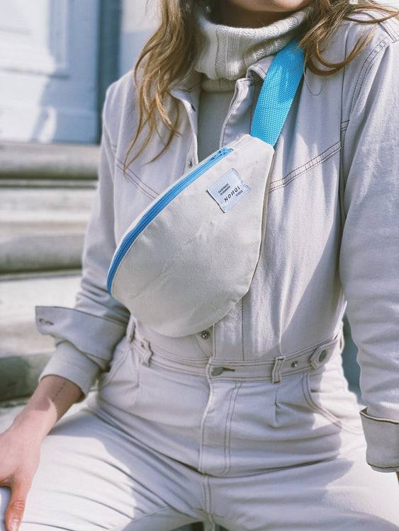 Nonoi Studio Bauchtasche BENT // Creme + Blau Rabatte dieses Monats
