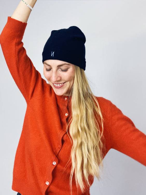 Nonoi Studio DUNKELBLAU MÜTZE "JAKARTA" AUS KASCHMIR // UNISEX im Angebot