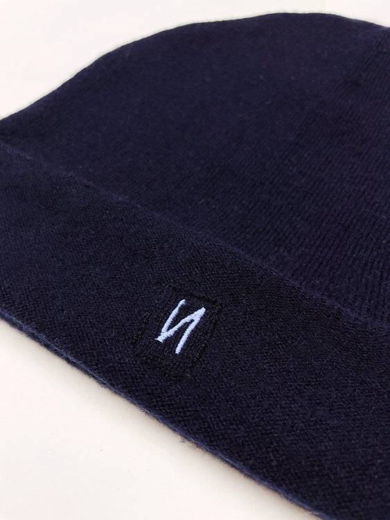 Nonoi Studio DUNKELBLAU MÜTZE "JAKARTA" AUS KASCHMIR // UNISEX im Angebot
