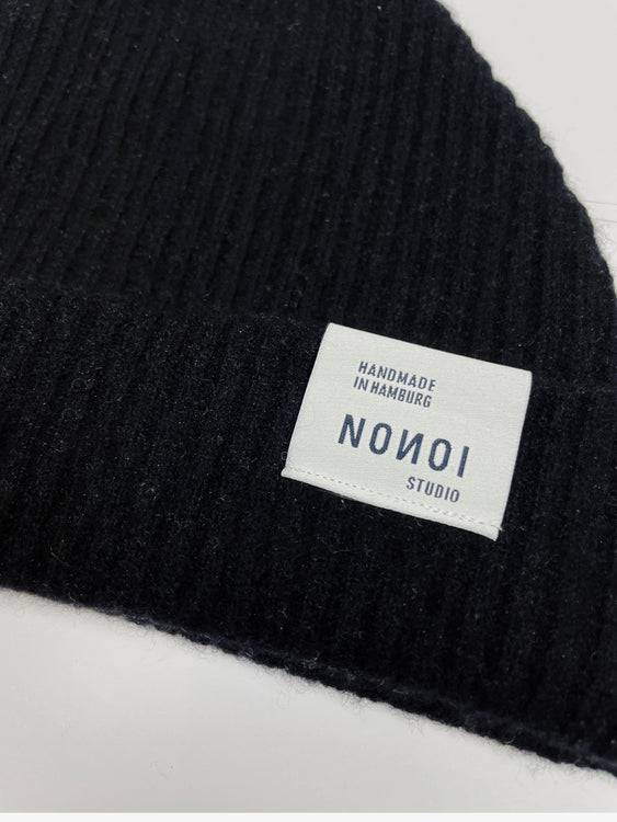 Nonoi Studio SCHWARZE MÜTZE "NERA" AUS KASCHMIR // UNISEX Riesige Ersparnisse