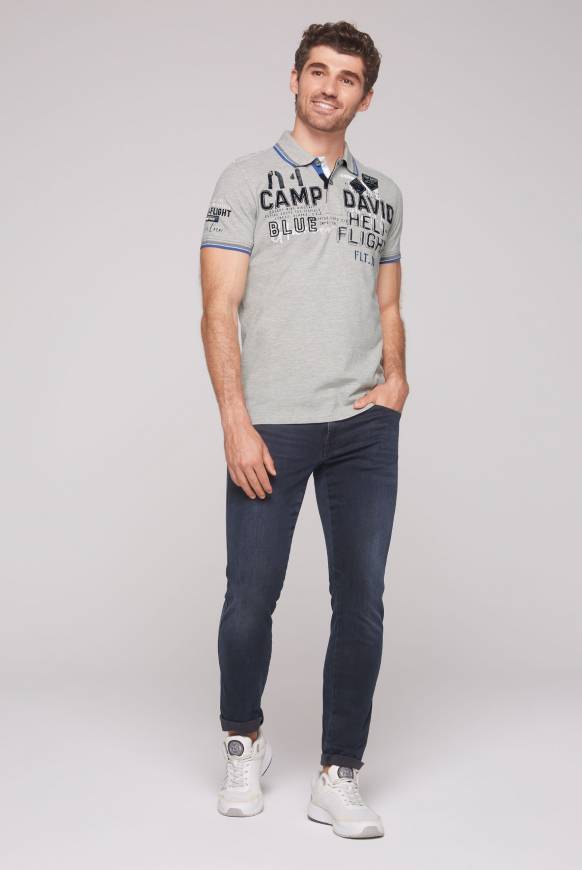 Soccx Pikee-Polo mit Label-Applikationen granite melange im Angebot