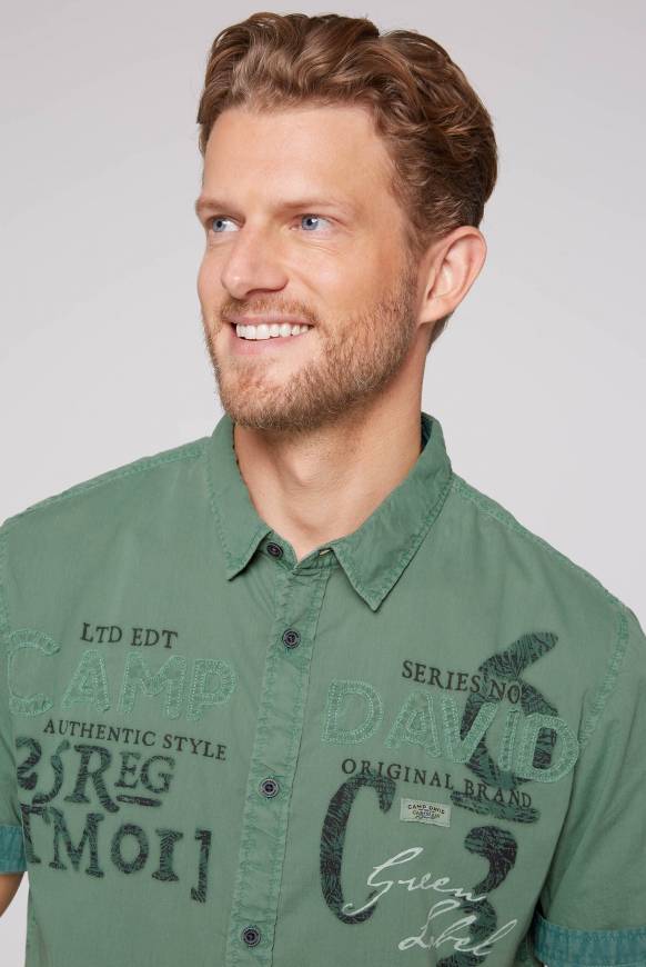 Soccx Leichtes Kurzarmhemd mit Label-Applikationen green beat Zeitbegrenzte Promotion