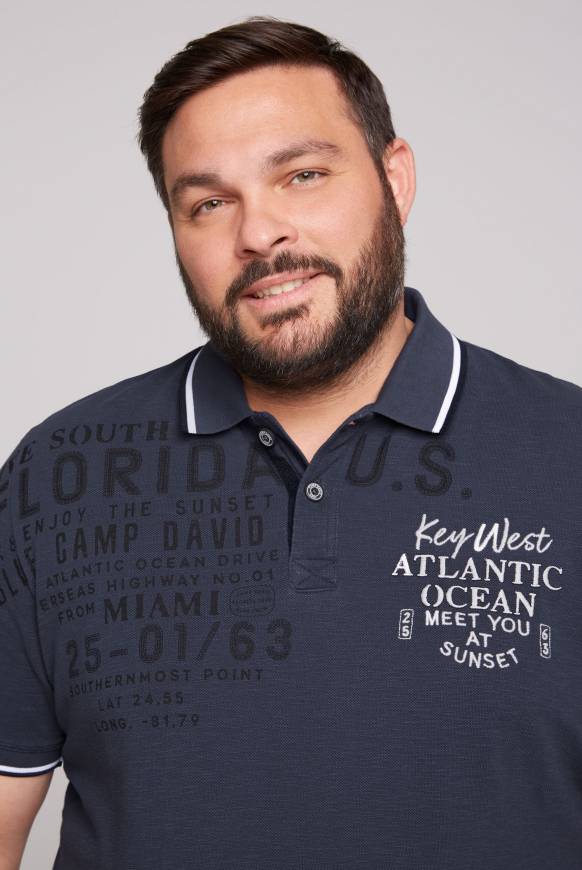 Soccx Kurzarmpolo aus Pikee mit Artwork concrete blue S Limitierter Zeitrabatt