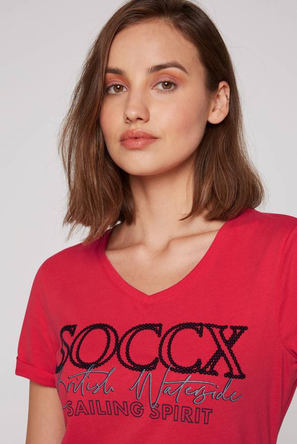 Soccx T-Shirt mit V-Ausschnitt und Glitter Print clear red Vierteljährliche Förderung